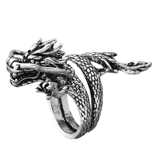 Anillo de cabeza de dragón retro en plata antigua con texturas de escamas detalladas