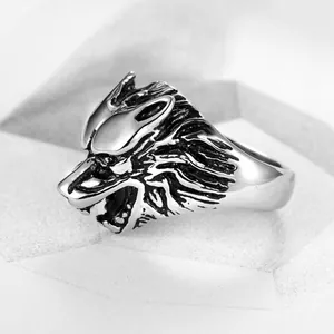 Makroaufnahme von Vintage Wolfskopf-Ring mit strukturierter Felloptik im Punk-Stil