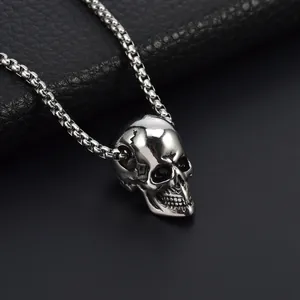 Punk-Stil Totenkopf-Anhänger aus Edelstahl mit klassischer Boxkette auf schwarzem Leder