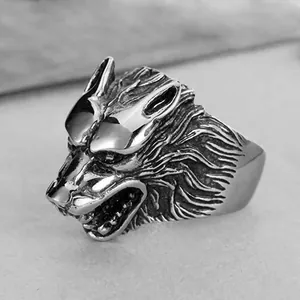 Detailansicht des Vintage-Wolfskopf-Rings aus Silber mit feinen Gothic-Metall-Details