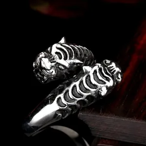 Retro-Ring aus Edelstahl mit doppelten Tigerköpfen und strukturierten Streifengravuren