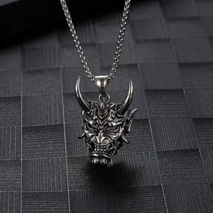 Primer plano de un colgante de máscara Oni Hannya de acero titanio en plata antigua