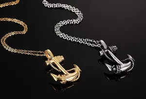 Detail von nautischen Anker-Anhängern in Gold und Silber mit Seilstrukturen