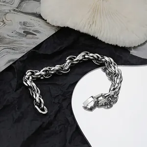 Elegante bracciale unisex in acciaio al titanio con maglia cubana e chiusura a scatto rettangolare