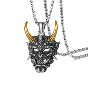 Detalle del colgante de máscara Hannya con cuernos dorados y cadena de acero titanio