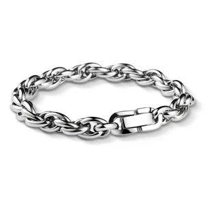 Dettaglio ravvicinato di un bracciale a corda spessa in acciaio al titanio color argento