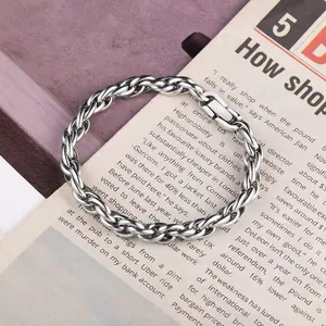Dettaglio del bracciale a catena cubana argento con chiusura rettangolare sicura