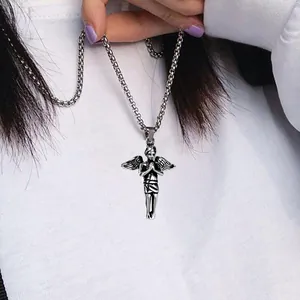 Collier avec pendentif ange rétro en acier titane argenté sur un t-shirt blanc