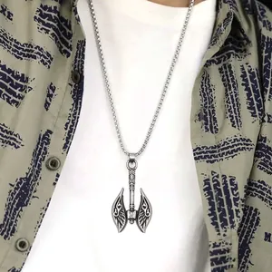 Detailansicht einer Wikinger Doppel-Axt Anhängerkette für Herren im Vintage-Look