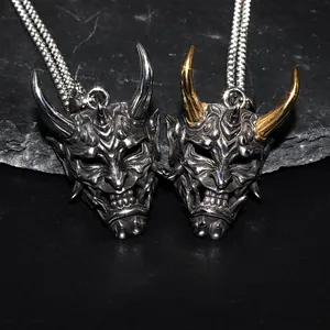 Colliers avec pendentifs masque Hannya en acier titane avec cornes dorées sur roche