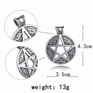 Vue détaillée du pendentif pentagramme en acier montrant les dimensions 4,3cm x 3,5cm
