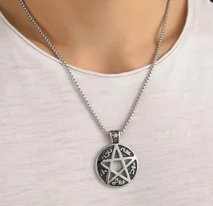 Gros plan d'un pendentif étoile vintage avec symboles occultes sur une chaîne pour hommes