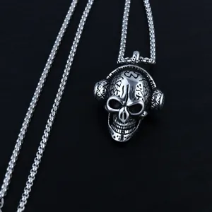 Gros plan du pendentif crâne rétro argenté avec casque et textures gothiques
