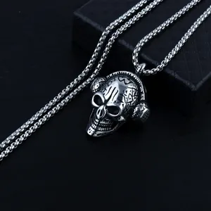 Vue détaillée du pendentif crâne punk avec casque et gravures géométriques précises