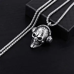 Détail macro du pendentif crâne punk avec casque et motifs tribaux gravés
