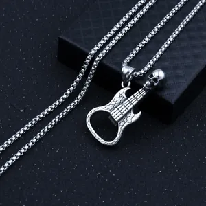Vue macro du pendentif guitare en acier avec tête de mort et décapsuleur intégré