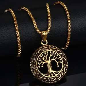 Detalle del colgante Árbol de la Vida dorado con nudo celta y cadena de caja pulida
