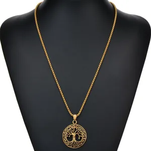 Collar de acero inoxidable dorado con colgante de árbol de la vida en maniquí negro