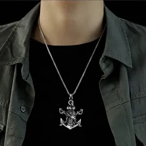 Dettaglio del ciondolo teschio pirata e ancora vintage su collana punk in acciaio