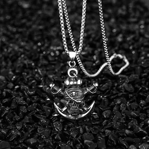 Collana pirata gotica in acciaio inossidabile con teschio, ancora e spade su pietre nere