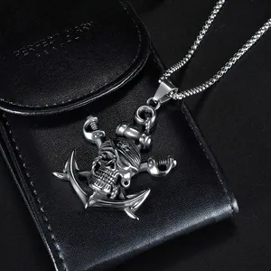 Collana pirata con teschio e ancora con spade incrociate su custodia in pelle