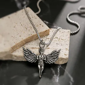 Detalle de un colgante de ángel guardián vintage con alas grabadas en cadena de caja