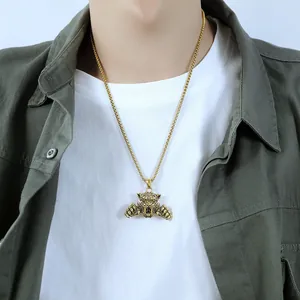 Pendentif tête de tigre en or poli pour homme style hip hop sur modèle
