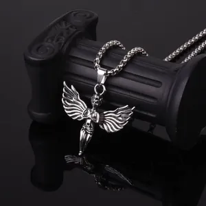 Collar con colgante de alas de ángel de Cupido en acero inoxidable plateado en soporte