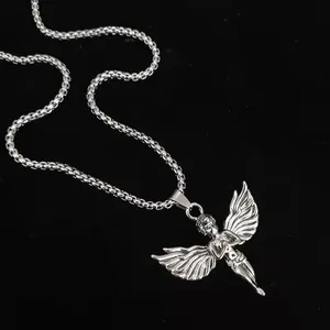 Detalle del colgante de alas de ángel plateado con cadena de acero inoxidable duradera