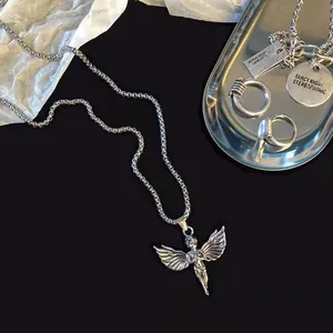 Conjunto de joyas de plata retro con colgante de ángel, cadena gruesa y anillos grabados