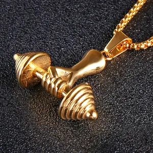 Macro di una collana con ciondolo a manubrio dorato con dettagli zigrinati su nero