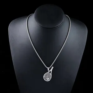 Détail du pendentif raquette de tennis avec texture de maille fine sur un buste noir