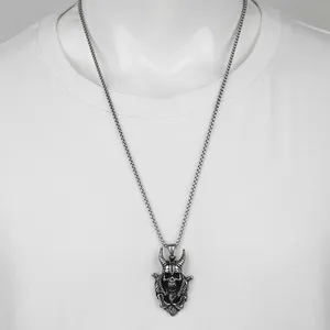 Détail d'un pendentif crâne viking vintage avec cornes sur une chaîne maille vénitienne