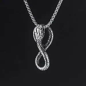 Retro zilveren slangen hanger ketting met infinity symbool op zwarte achtergrond