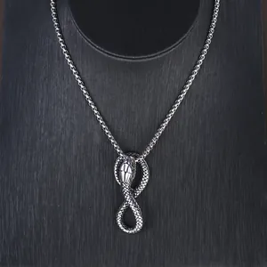 Hip hop ketting met slangenhanger en roestvrijstalen boxketting voor heren op display