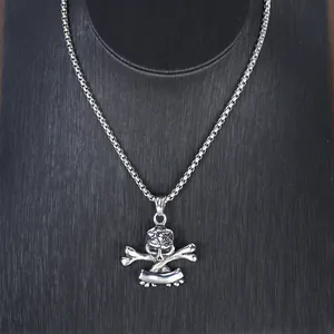 Detail eines Vintage-Totenkopf-Anhängers mit Box-Kette auf Schmuck-Displayständer