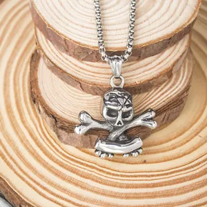 Nahaufnahme eines Retro-Edelstahl-Totenkopf-Anhängers mit Vintage-Finish auf Holz