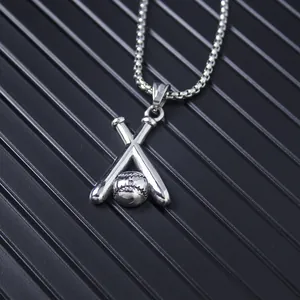 Collana in acciaio inossidabile argento lucido con ciondolo da baseball su sfondo grigio
