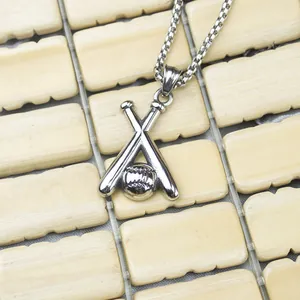 Dettaglio del ciondolo a croce da baseball in argento con catena box su legno