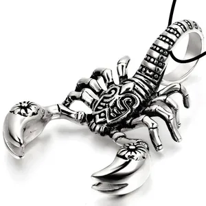 Colgante de escorpión mecánico estilo punk en acero de titanio vintage con cordón negro