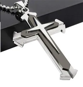 Detalle del colgante de cruz multicapa en plata y antracita con cadena de bolas metálica