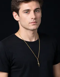 Modell trägt eine minimalistische Goldpfeil-Halskette mit eleganter Schlangenkette