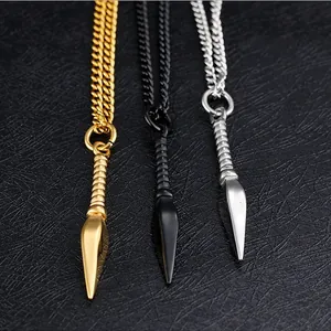 Pfeilkopf-Schwert-Anhänger Halsketten in Gold, Schwarz und Silber auf Lederhintergrund