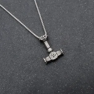 Collier pendentif Marteau de Thor Mjolnir viking avec motifs de dragon et chaîne carrée