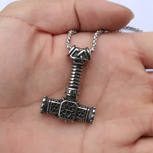 Détails du pendentif marteau de Thor viking avec gravures anciennes sur une chaîne en métal