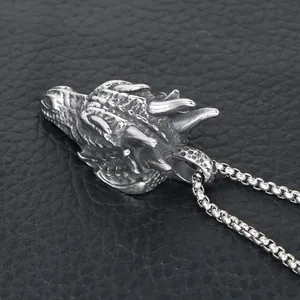 Collier avec pendentif tête de dragon punk en acier inoxydable finition argentée vieillie