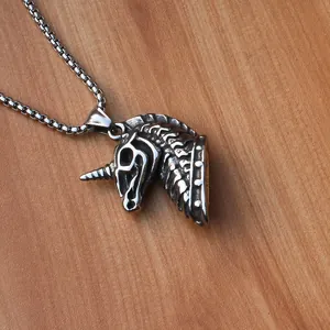 Makroaufnahme eines Retro-Einhorn-Schädelanhängers aus Edelstahl auf einer Holzoberfläche