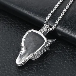 Collier rétro pour hommes en acier inoxydable avec pendentif dragon et motif d'ailes