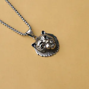 Vue macro du pendentif tête de lion 3D avec chaîne box en acier inoxydable argenté