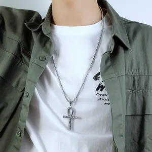 Detail van vintage zilveren Ankh-kruishanger met texturen aan een herenketting